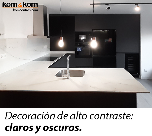 Cocina decorada con colores de alto contraste: negro y marmol blanco